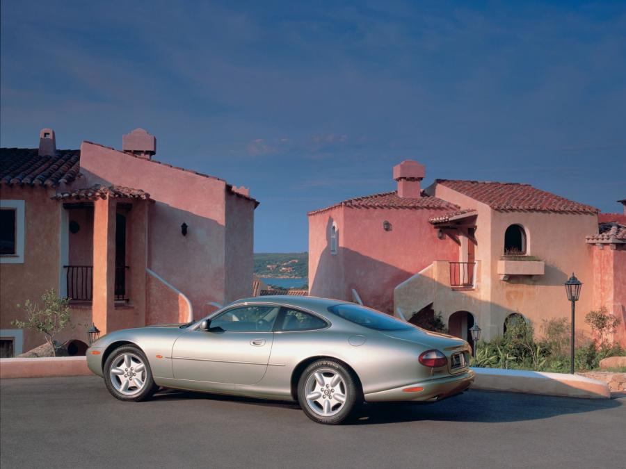  Jaguar XK8 Coupe 2003 года  (фото 2 из 5)